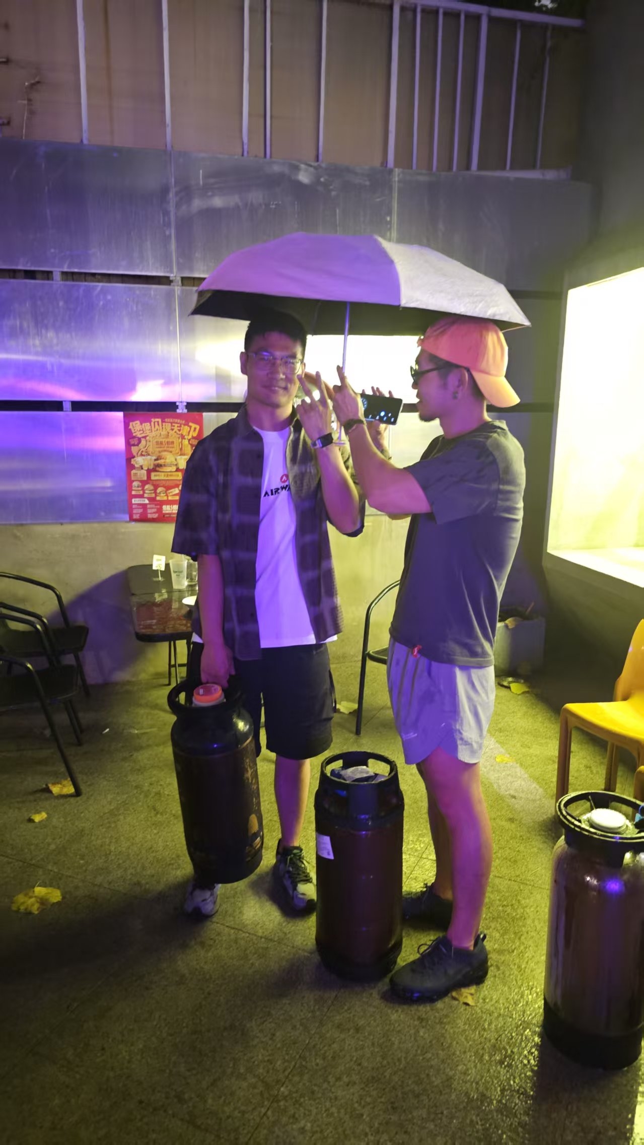 天津Beercool汉堡、酒头接管的拎酒桶挑战